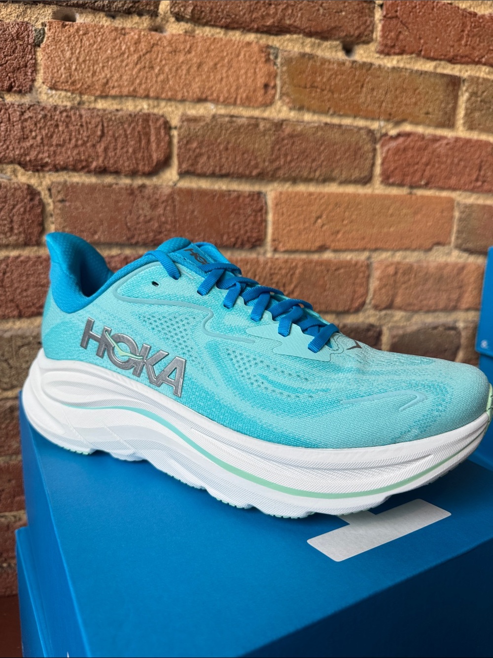 Hoka Clifton 10 SKYW